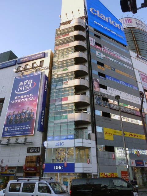 渋谷駅東口、みずほ銀行隣のビル、角地です！奥のエレベ－ターで４Ｆへ！